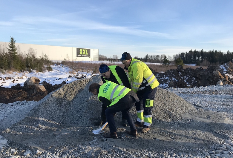 Första spadtaget: VD Fredrik Öjdemark, Styrelseordförande Arne Larsson och Styrelseledamot/Delägare Bo Åkerling